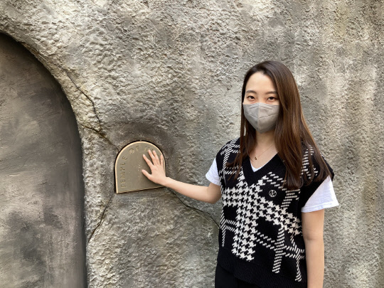 인사동 카페 '웅녀의 신전'은 에이블씨엔씨가 선보인 '쑥 동굴' 컨셉트 카페다. 사진은 웅녀의 신전 기획자인 진유정 에이블씨엔씨 신브랜드본부 차장. <김아름 기자>